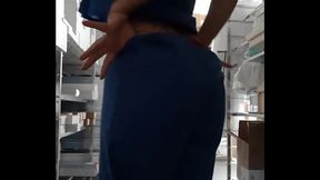 Petite exhibe au travail