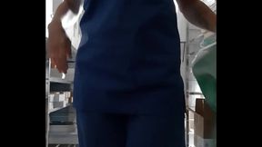 Petite exhibe au travail