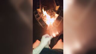Masturbação em frente uma fogueira no frio