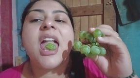 Cuántas uvas entran en mi boca- juego oral y tentación.