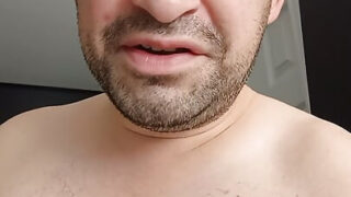 Medvědí fešák Brandon Lee si hladí penis, zatímco ho análně šuká v horké koupelně domácí