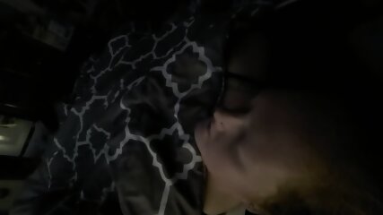 Angie a plusieurs orgasmes en se masturbant