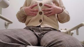お店のトイレで感じる人妻のオナニー