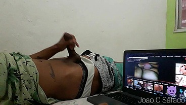 Novinho assistindo porno e se masturbando na punheta ate gozar