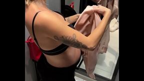 stavo comprando dei vestiti, il commesso mi ha spiata nei camerini, e ha fine turno l'_ho aspettato per succhiargli il cazzo