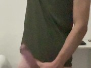 roludo batendo uma punheta e gozando