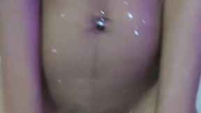 Tirando leite do peitinho e se masturbando de tanto tes�o