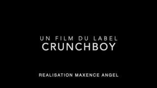 Gay děvky s andělskou tváří berou hardcore anální sex bez sedla, zatímco olizují a kouří velké penisy