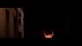 Haciendo travesuras en una calle oscura