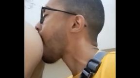 Se deja coger en el edificio