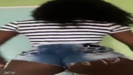 Neguinha da bunda gostosa rebola bem ao som do pagodo baiano - ( cortes em slow motion )