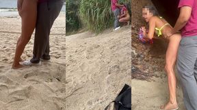 belinha dando na praia movimentada dentro da gruta
