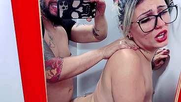 Deixei ela toda gozada no banheiro unissex do banheiro!