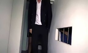 vieille libertine se fait baiser en gang bang