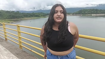 Chica abandonada por su novio es auxiliada y follada por un fan