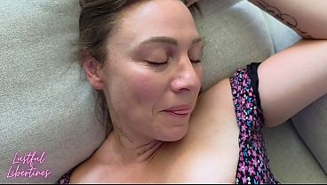 Hairy MILF stepmom's wet pussy clenched around my fingers in excitement