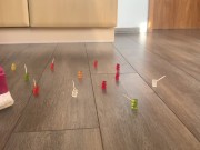 Die Armee der Gummibärchen legt sich mit Angel an und wird gnadenlos zertreten