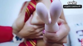 Aluna de Hogwarts em cosplay se diverte com um enorme consolo vibrante.