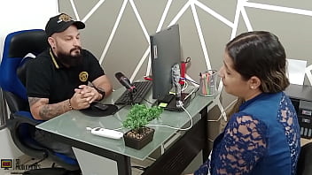 Mi jefe me descubre masturb&aacute_ndome y me pone a chupar su gran polla PARTE 1
