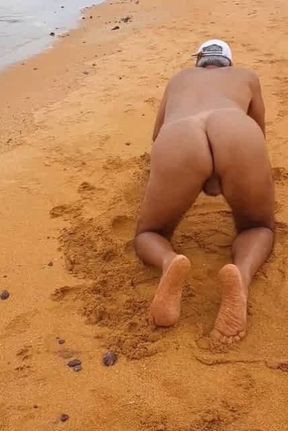 Ladysilva exibindo sua bunda gostosa de marquinha na praia