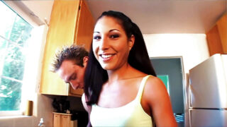 Isabella Pacino le chupa la polla a Clarke Kent antes de que él le folle el culo apretado