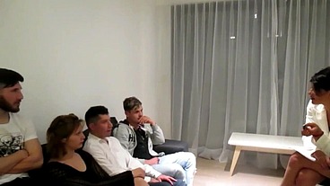 CON MI HERMANASTRA Y UNO DE MIS HIJASTROS INVENTAMOS UNA TERAPIA DE GRUPO PARA ARMAR UNA ORGIA