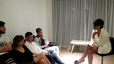 CON MI HERMANASTRA Y UNO DE MIS HIJASTROS INVENTAMOS UNA TERAPIA DE GRUPO PARA ARMAR UNA ORGIA