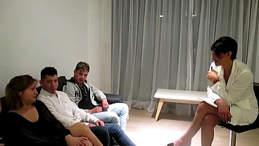 CON MI HERMANASTRA Y UNO DE MIS HIJASTROS INVENTAMOS UNA TERAPIA DE GRUPO PARA ARMAR UNA ORGIA