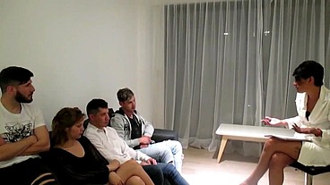 CON MI HERMANASTRA Y UNO DE MIS HIJASTROS INVENTAMOS UNA TERAPIA DE GRUPO PARA ARMAR UNA ORGIA