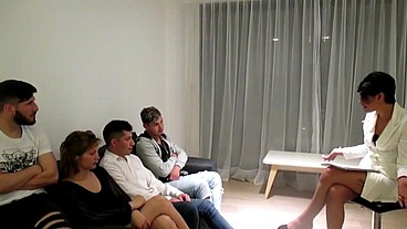 CON MI HERMANASTRA Y UNO DE MIS HIJASTROS INVENTAMOS UNA TERAPIA DE GRUPO PARA ARMAR UNA ORGIA