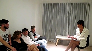 CON MI HERMANASTRA Y UNO DE MIS HIJASTROS INVENTAMOS UNA TERAPIA DE GRUPO PARA ARMAR UNA ORGIA