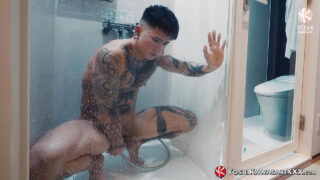 Onani, stor sexleksak – ung tatuerad japansk Yoshi Kawasaki i piercing rövknull