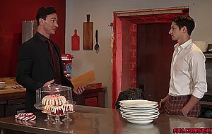 Muscular Cade Maddox fucks Taylor Reign in a kitchen