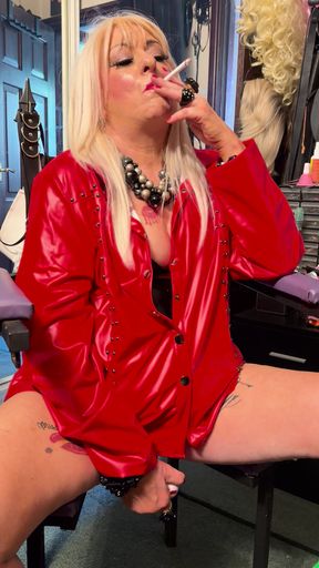 SMOKING BLONDE SHIRLEY