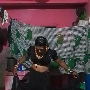 Maduri bhabhi wearing black sari