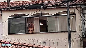 Transei com minha amiga na varanda de casa e ficamos pelada pro pessoal da rua