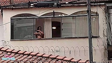 Transei com minha amiga na varanda de casa e ficamos pelada pro pessoal da rua
