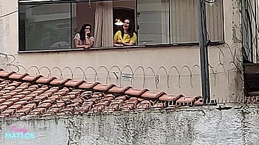 Transei com minha amiga na varanda de casa e ficamos pelada pro pessoal da rua