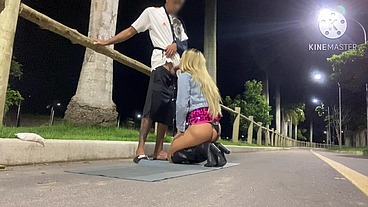 NOVINHO DOTADO FUDENDO CUZINHO DA SAFADA NA RUA