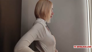Prøv gennemsigtigt tøj i et indkøbscenter. Kig på mig i fittings værelset og ryk af