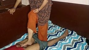 फुट फेटिस और फेस सिटिंग के बाद सौतेली माँ का चुदाई ट्रीट