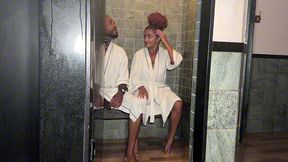 fudendo a gostosa casada e bucetuda na sauna do club, enquanto ela cavalgava o corno chegou e acabou partilhando e chupando a buceta dela cheia de leite meu .