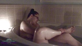 Amelia, la apasionante de gros cuerbos, s'assoit dans le bain pour faire
