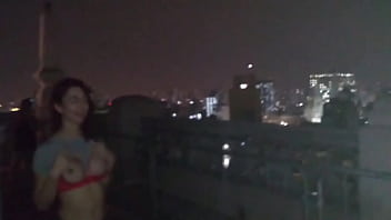Mulher fica com seios de fora no edificio Martinelle no centro de S&atilde_o Paulo