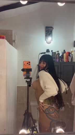 Curvy girl with bubble butt tries out a buttplug