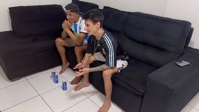 fui assistir um  fut  na casa do primo hetero !!! alem da taca ganhei o cuzinho dele !!!!