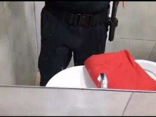 Policía cogiendo mantita
