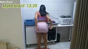 vitoria beatriz na cozinha fazendo almoco eu nao resistir ver aquelo rabo virado pra me e fudi aquelo cu gostoso