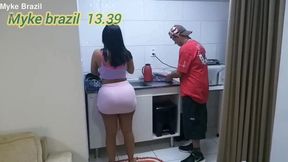 vitoria beatriz na cozinha fazendo almoco eu nao resistir ver aquelo rabo virado pra me e fudi aquelo cu gostoso