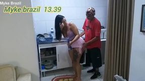 vitoria beatriz na cozinha fazendo almoco eu nao resistir ver aquelo rabo virado pra me e fudi aquelo cu gostoso